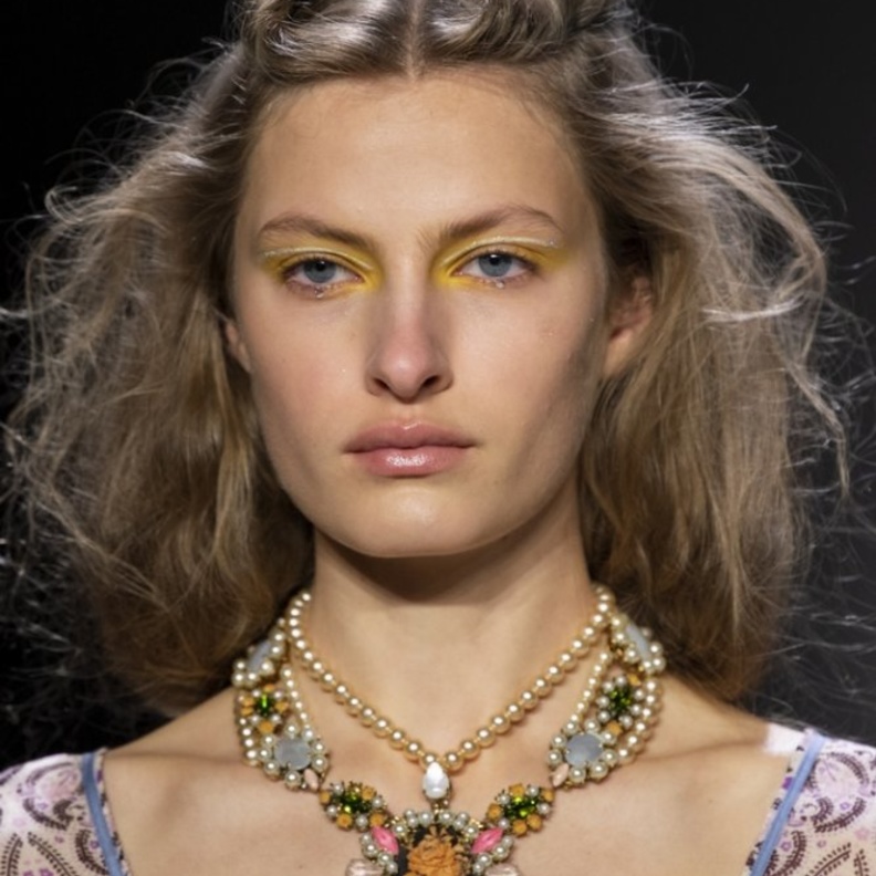 اجمل مكياج عيون اصفر مع الايلاينر الابيض لربيع 2020 من دار Anna Sui