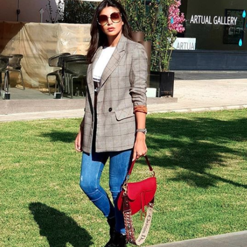 اطلالة أنيقة من ديور تألقت بها أمل بوشوشة