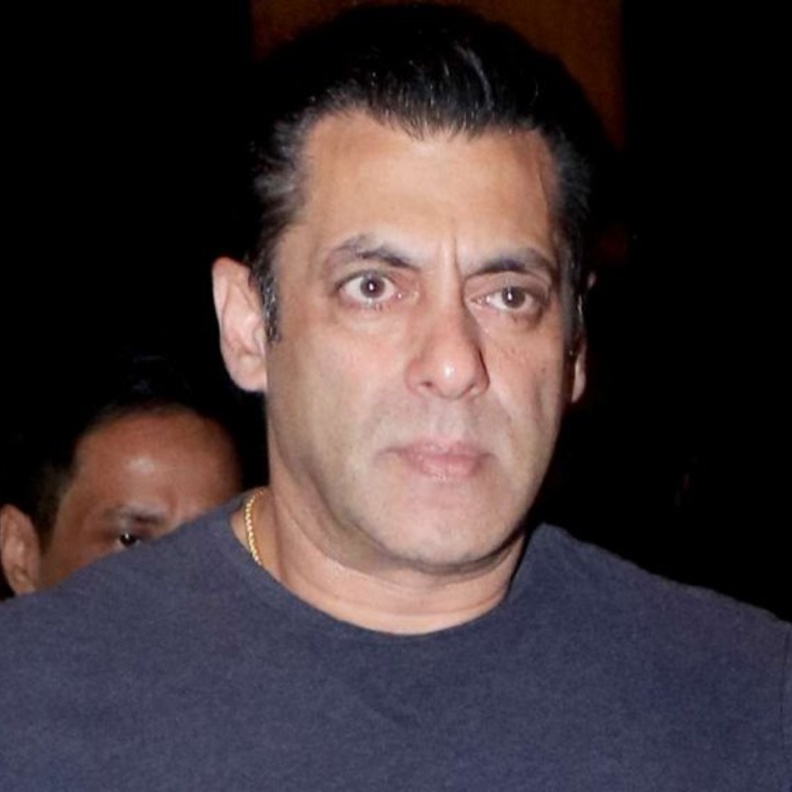 مشادة بين سلمان خان وأحد معجبيه في مطار غوا