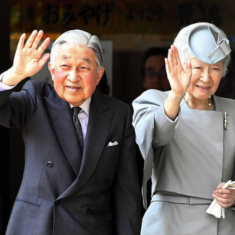 نقل الإمبراطور أكيهيتو إلى المستشفى