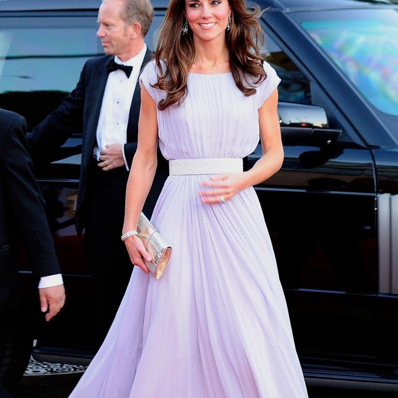 أطلت في حفل البافتا عام 2017 بفستان من تصميم الكسندر ماكوين