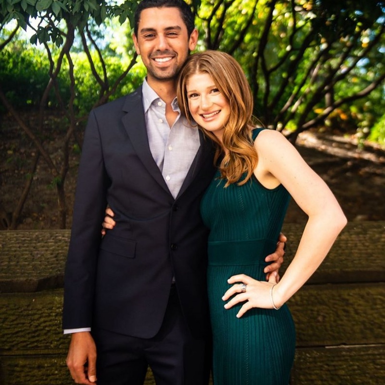 اعلنت جنيفر غيتس و نايل نصار عن خطوبتهما بعد قصة حب طويلة بدأت منذ 2017