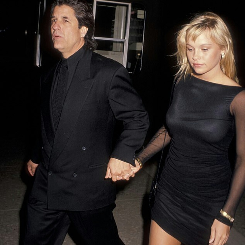 باميلا أندرسون و جون بيترز 