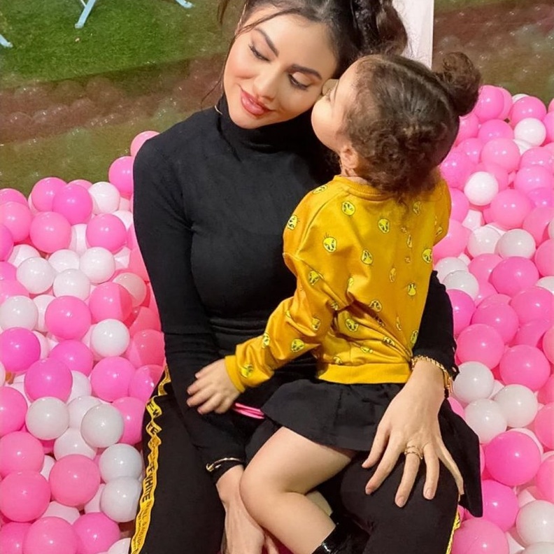 مريم حسين وابنتها