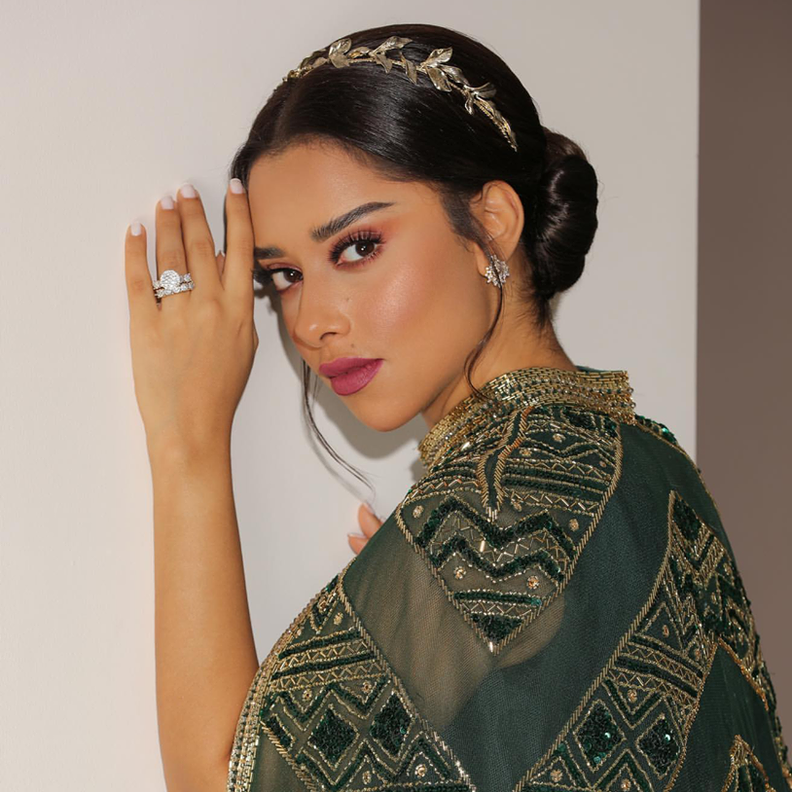 اكسسوارات شعر بلقيس فتحي ساحرة ومثيرة للجدل مع القبعة الشبابية