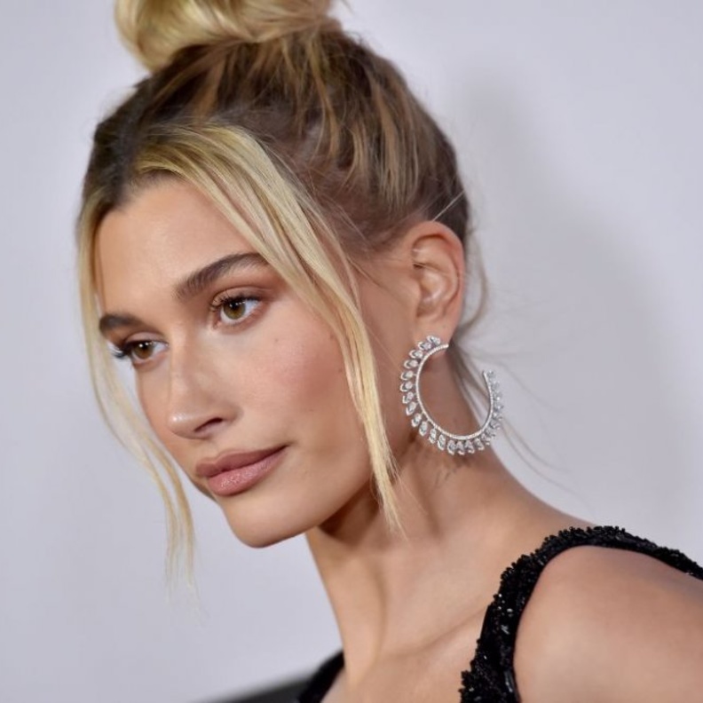 Hailey Bieber  تتألق بمجوهرات Messika Paris