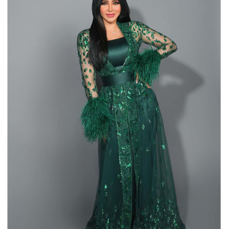 نسقت البلايزر الاخضر مع السروال والتوب الابيض