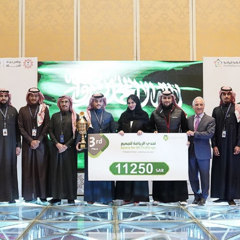 الأمير خالد بن الوليد وشيماء الحصيني من SFA يتوسطون الفريق الحائز على المركز الأول