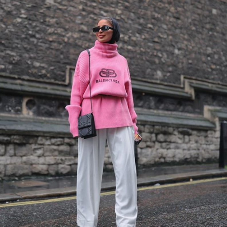 اختارت مرمر تنسيق أنيق في بنطلون رمادي واسع