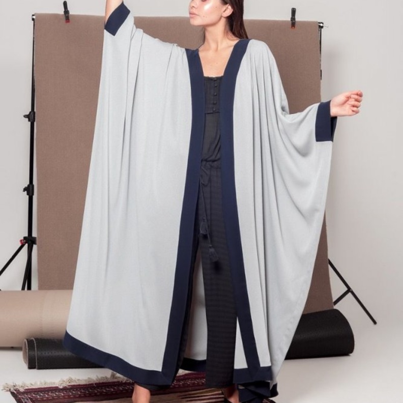 عبايات باللون الرمادي