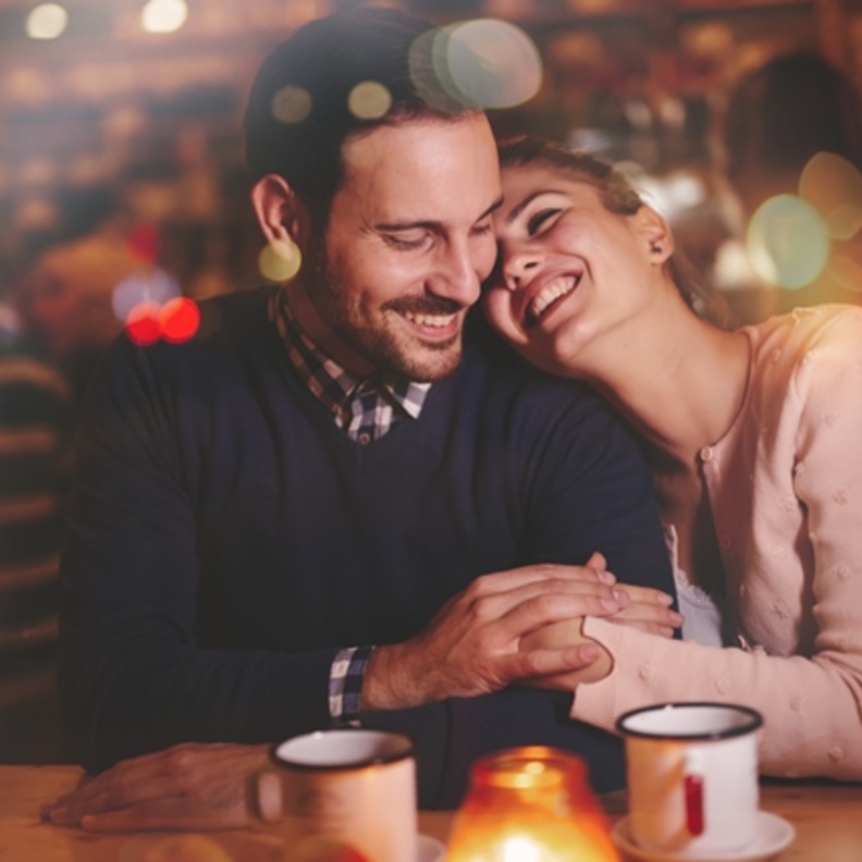 10 أمور تؤكد لك أن زوجك يحبك ويعشقك