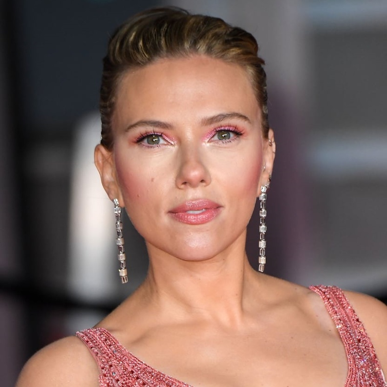 احمر شفاه داكن وجريء من Zazie Beetz