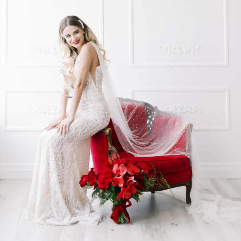 الاكسسوارات الحمراء للعريس جزء من ثيمات زواج يوم الحب