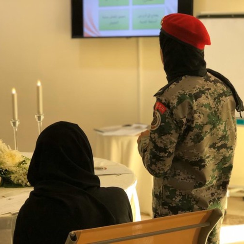  أول دورة تدريبية بمنطقة مكة لتأهيل العسكريات بالقوات البرية على مهارات التفتيش