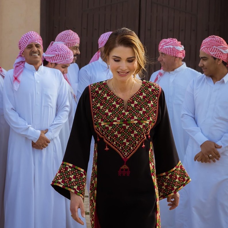  اطلالات متجددة للمكلة رانيا بموضة القفطان الازرق