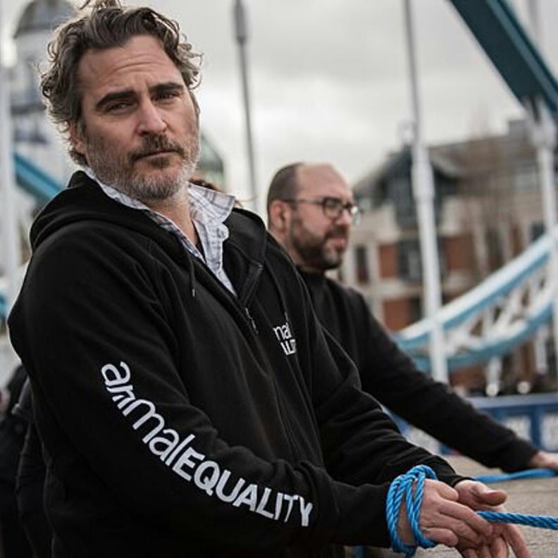 واكين فينيكس يدافع عن حقوق الحيوانات 