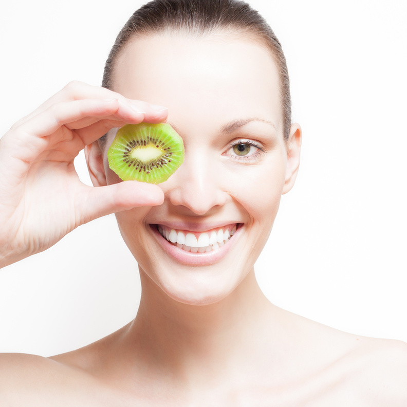 احصلي على بشرة متوهجة ورائعة بعد استعمالك لماسك الكيوي الطبيعي