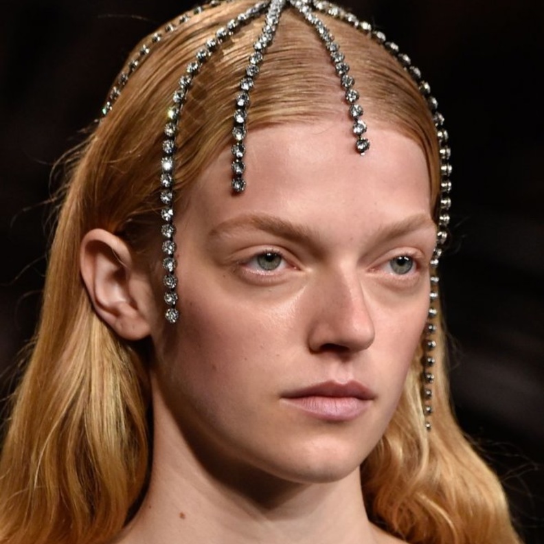  اكسسوارات شعر منسدلة على الجبين من دار Khaite