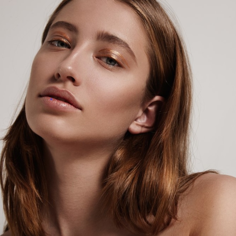 إختاري أحمر الخدود باللون البرونزي لطلة رائعة