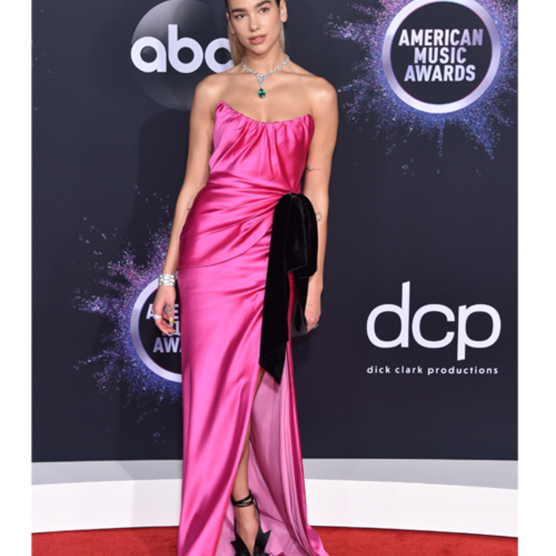 اطلالة باللون الأبيض من الكسندر وانغ اعتمدتها دوا ليبا