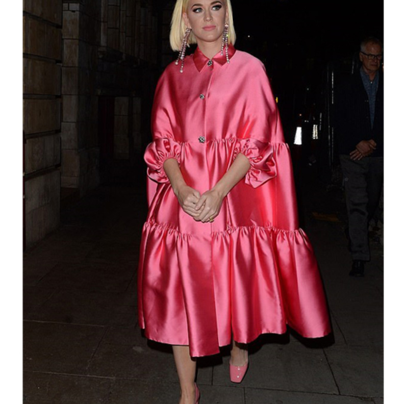  تألقت النجمة كاتي بيري Katy Perry بموضة المعطف الواسع والفاخر الذي يأتي باللون الوردي