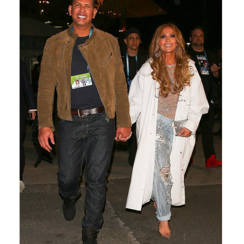 جنيفر لوبيز Jennifer Lopez بموضة الجينز الواسع البراق مع المعطف الابيض