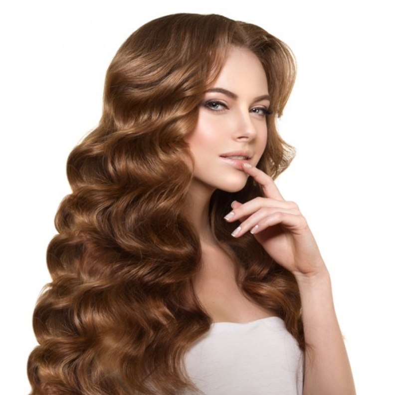 طرق طبيعية كثيرة تساعدك في تعطير الشعر