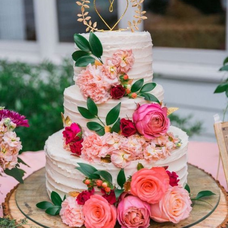 كعكات زفاف بتصاميم ناعمة مزينة بالورود
