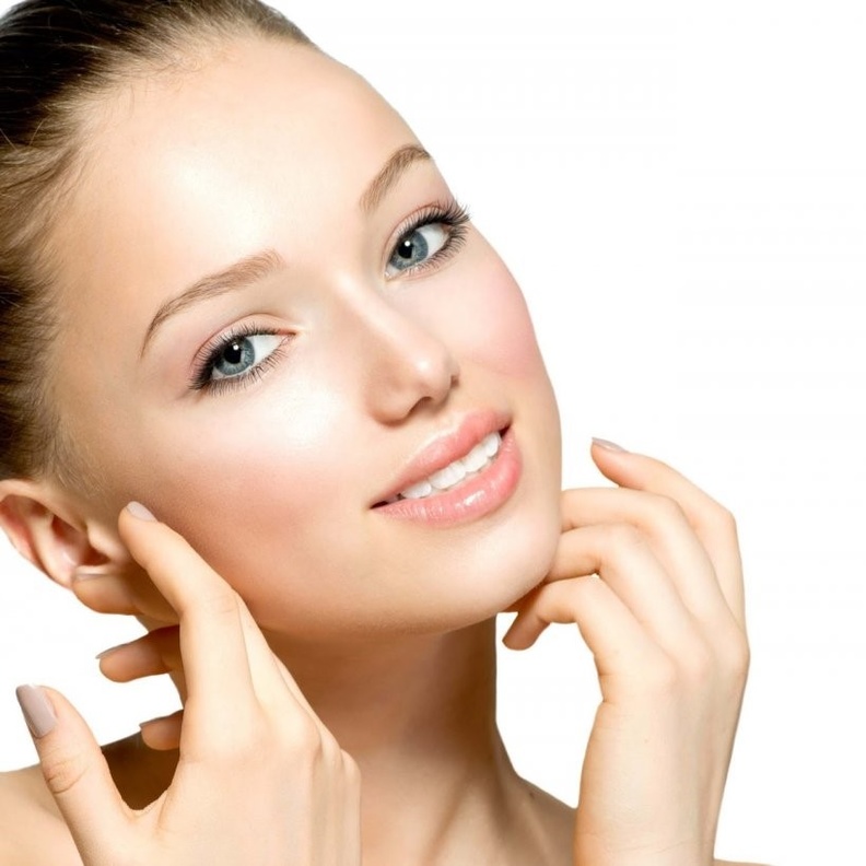 إذا كانت بشرتك حساسة، جربي هذه الخلطات الطبيعية التي ستهدأ بشرتك وتعطيها رونقاً وبياضاً طبيعياً