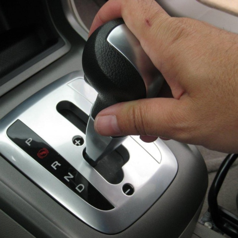 ارتفاع درجة حرارة المحرك عن الحد الملائم وهو ما يتسبب في ذوبان المكابس في المحرك