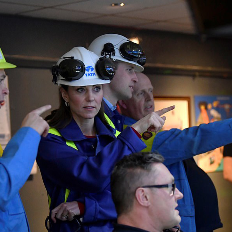 الأمير وليام وكيت ميدلتون يزوران مصنعا للصلب في جنوب ويلز