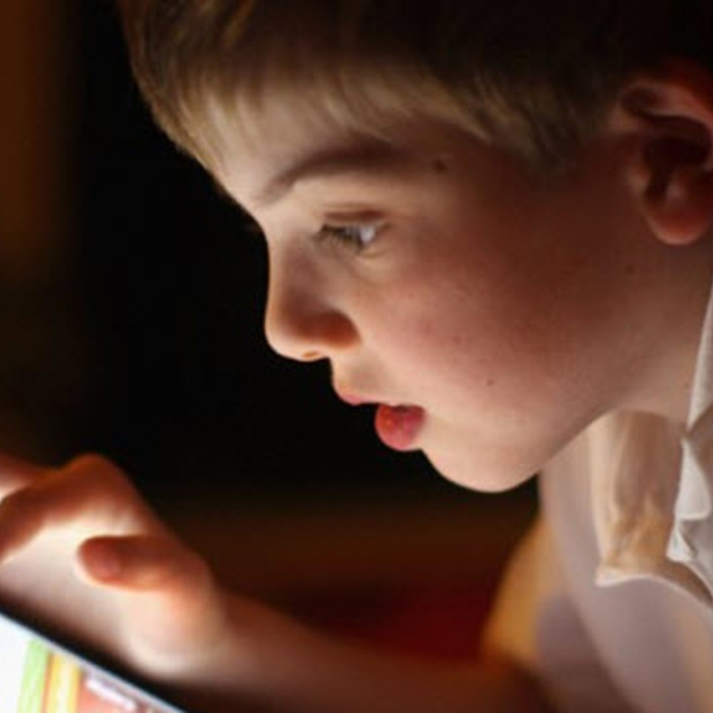 اضرار الهاتف المحمول على عيون الاطفال وكيفية تجنبها