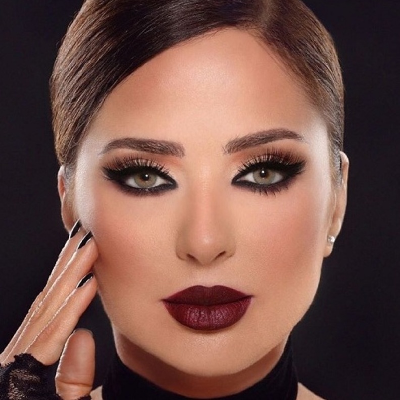 وفاء الكيلاني تختار احمر شفاه مخملي عنابي