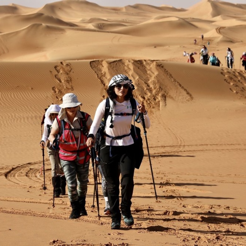 من أبوظبي إلى العين .. 60 سيدة تشاركن في مسيرة النساء التراثية