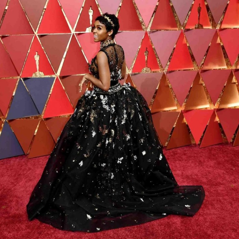 اطلالة JANELLE MONÁE بفستان أسود فاخر وملكي من توقيع Elie Saab عام 2017