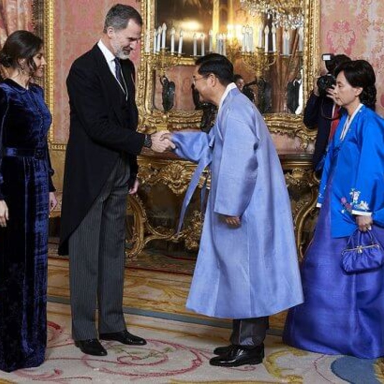 الملكة ليتيزيا بأقراط أنيقة من Bulgar وخاتم من Karen Hallam