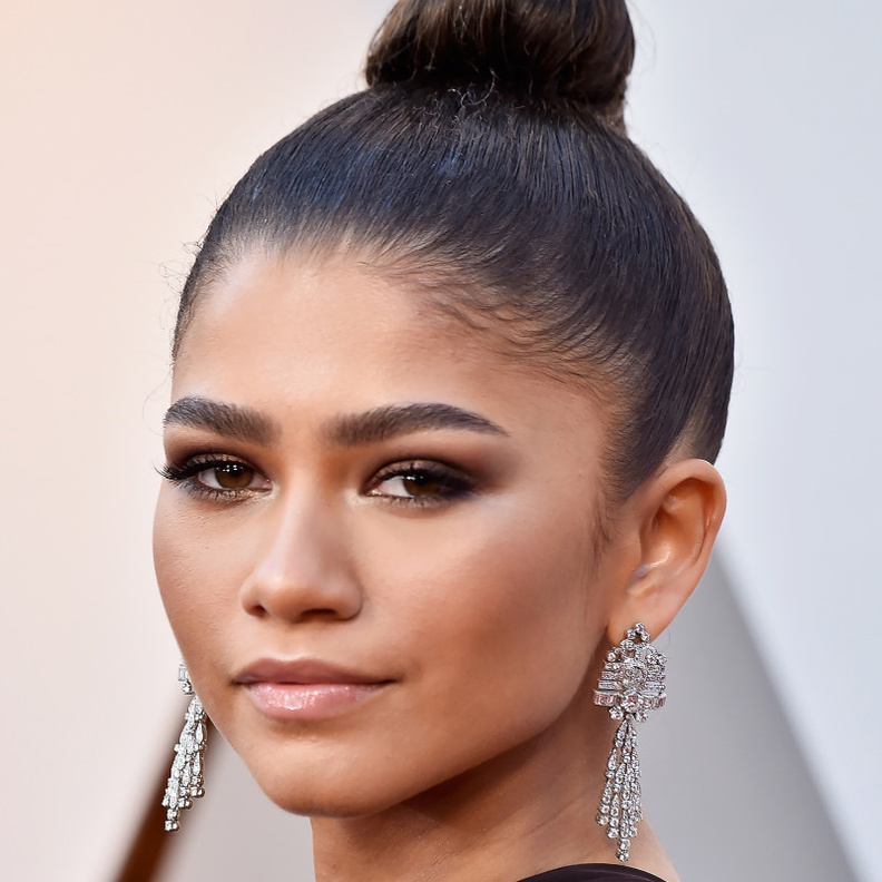  تسريحات الكعكة العالية على طريقة Zendaya