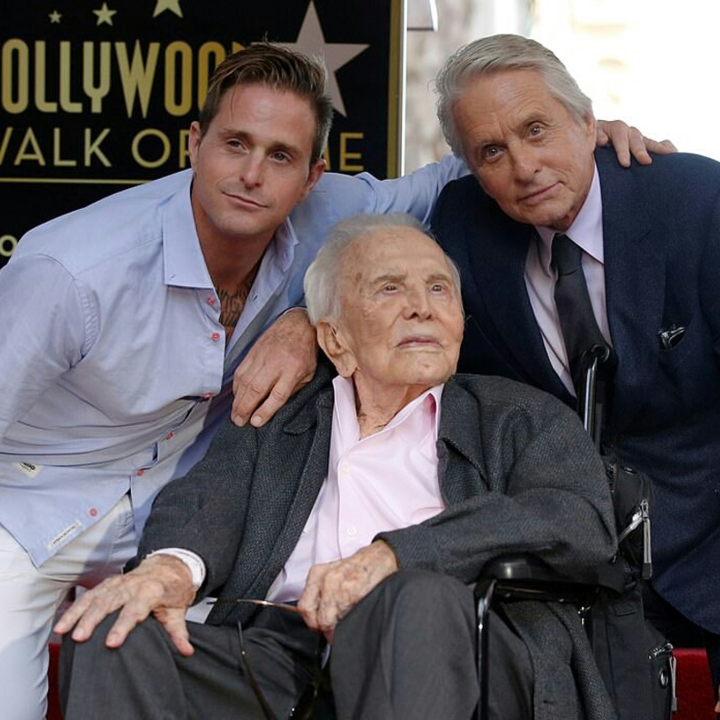 كيرك دوجلاس وعائلته