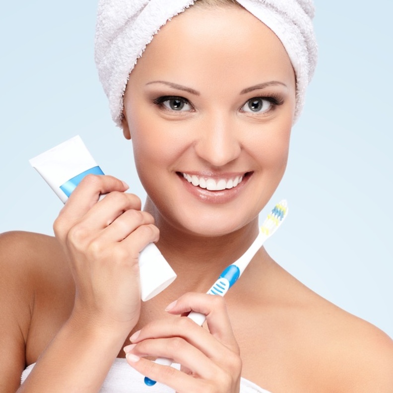 تعرفي الى استخدامات معجون الاسنان الجمالية