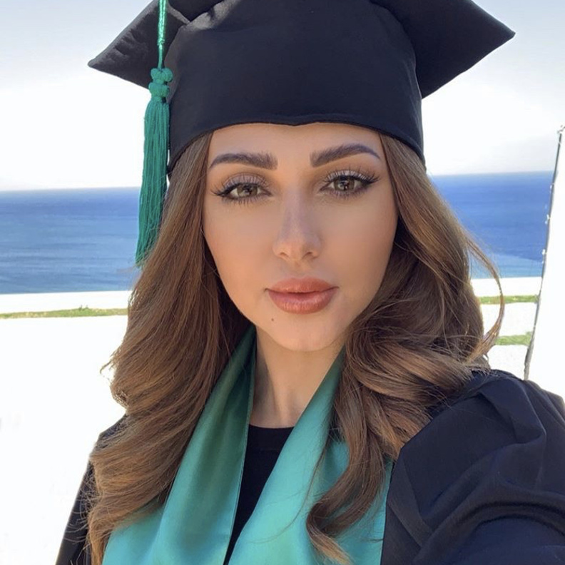 ميريام فارس تحيّر جمهورها بارتداء قبعة التخرج! 