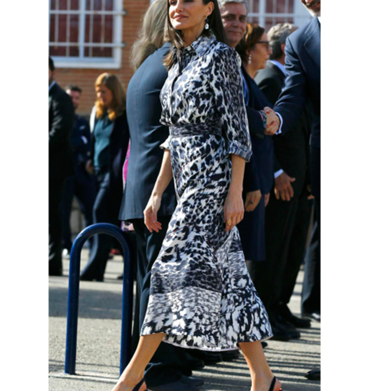 تميّز الفستان بياقة بيتر بان والحزام الذي حدد خصرها