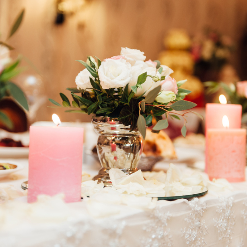 استعيني بجذوع الاشجار لتزيين طاولات زفافك الشتوي