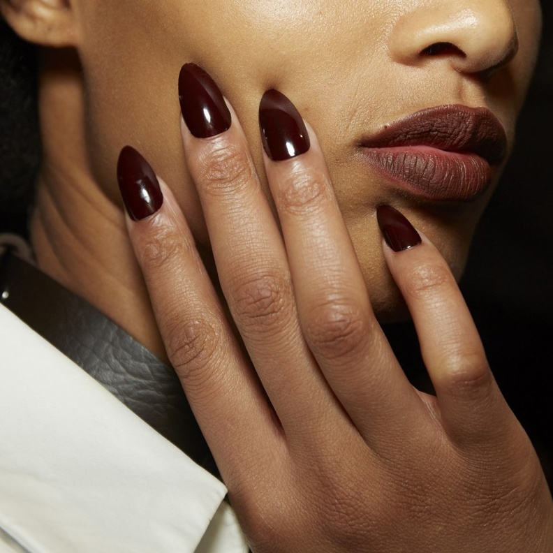 الوان طلاء أظافر داكنة ساحرة لشتاء 2020