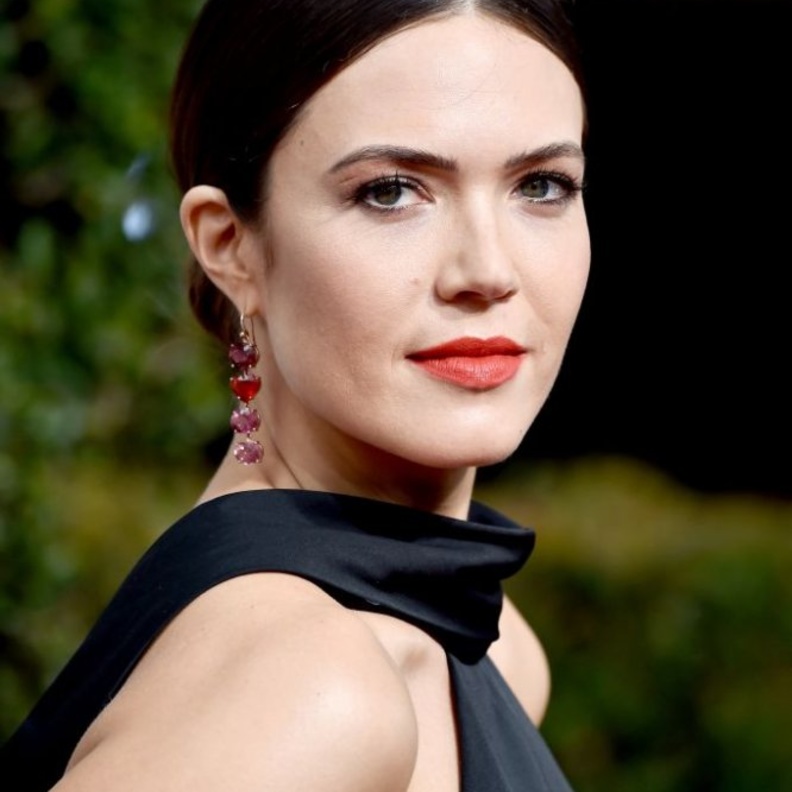 ماندي مور متألقة بزوج من الأقراط الماسية الأنيقة من ماركة Beladora 