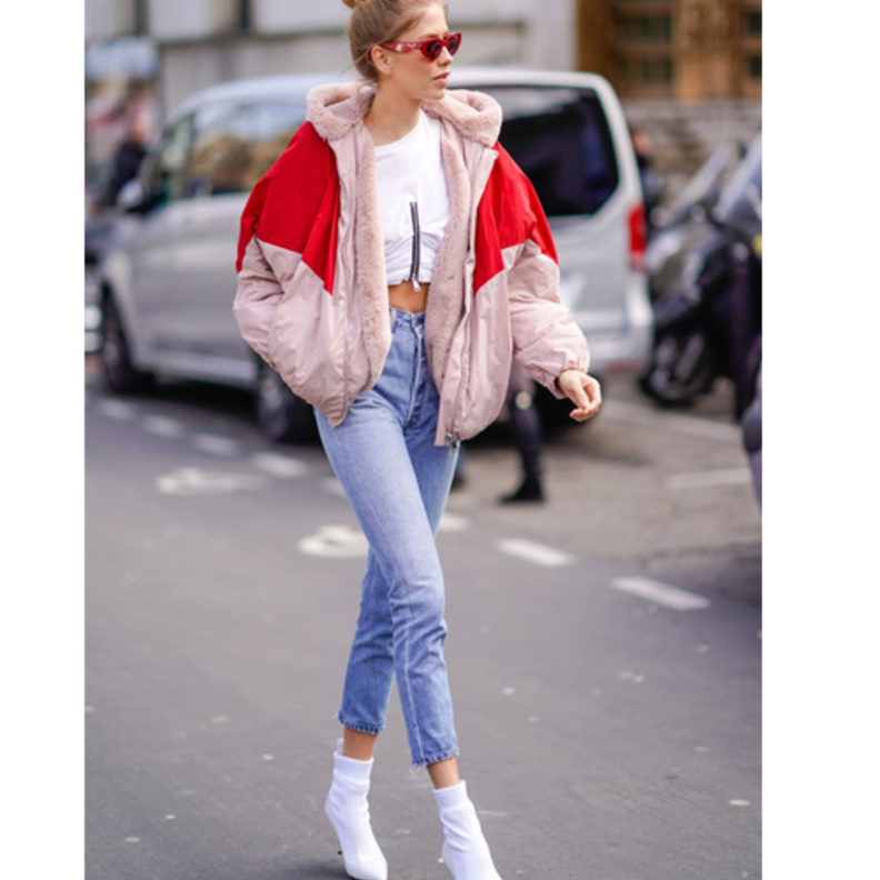 لوكات شبابية مميزة في الجينز والبوت الأبيض القصير