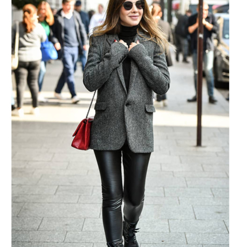 النجمة نانسي عجرم تتألق بصيحة جاكيت البومبر السوداء.