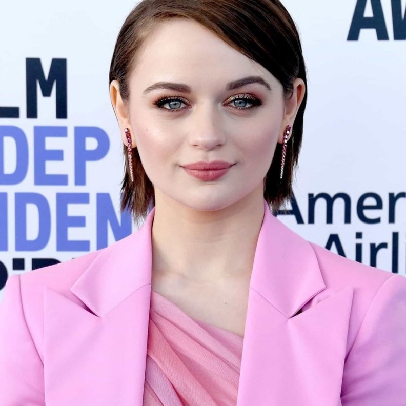 بهذه الطريقة زينت Olivia Wilde تسريحتها بسنابل القمح الوردية