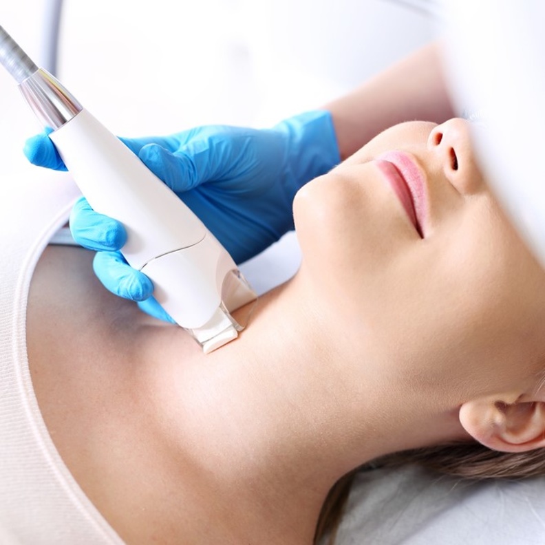 معلومات عن أهم التقنيات الحديثة المستخدمة في شد ترهلات الرقبة