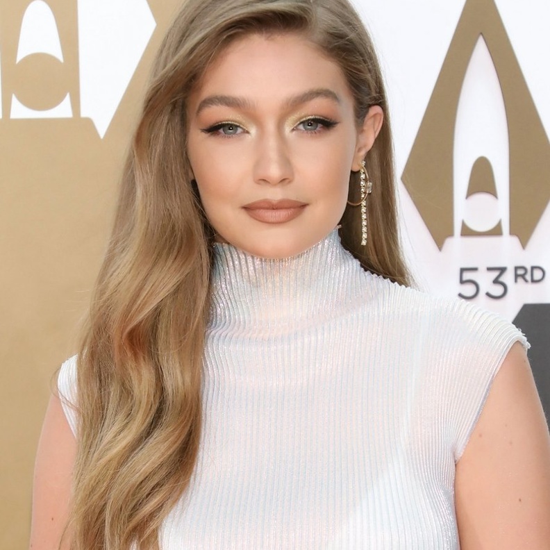 جيجي حديد بإطلالة جذابة بفستان طويل أنيق من ماركة Helmut Lang