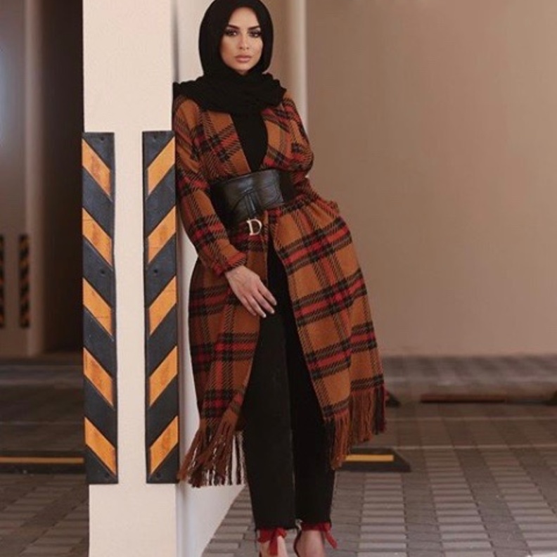 اختارت دلال الدوب البالطو الطويل باللون البيج